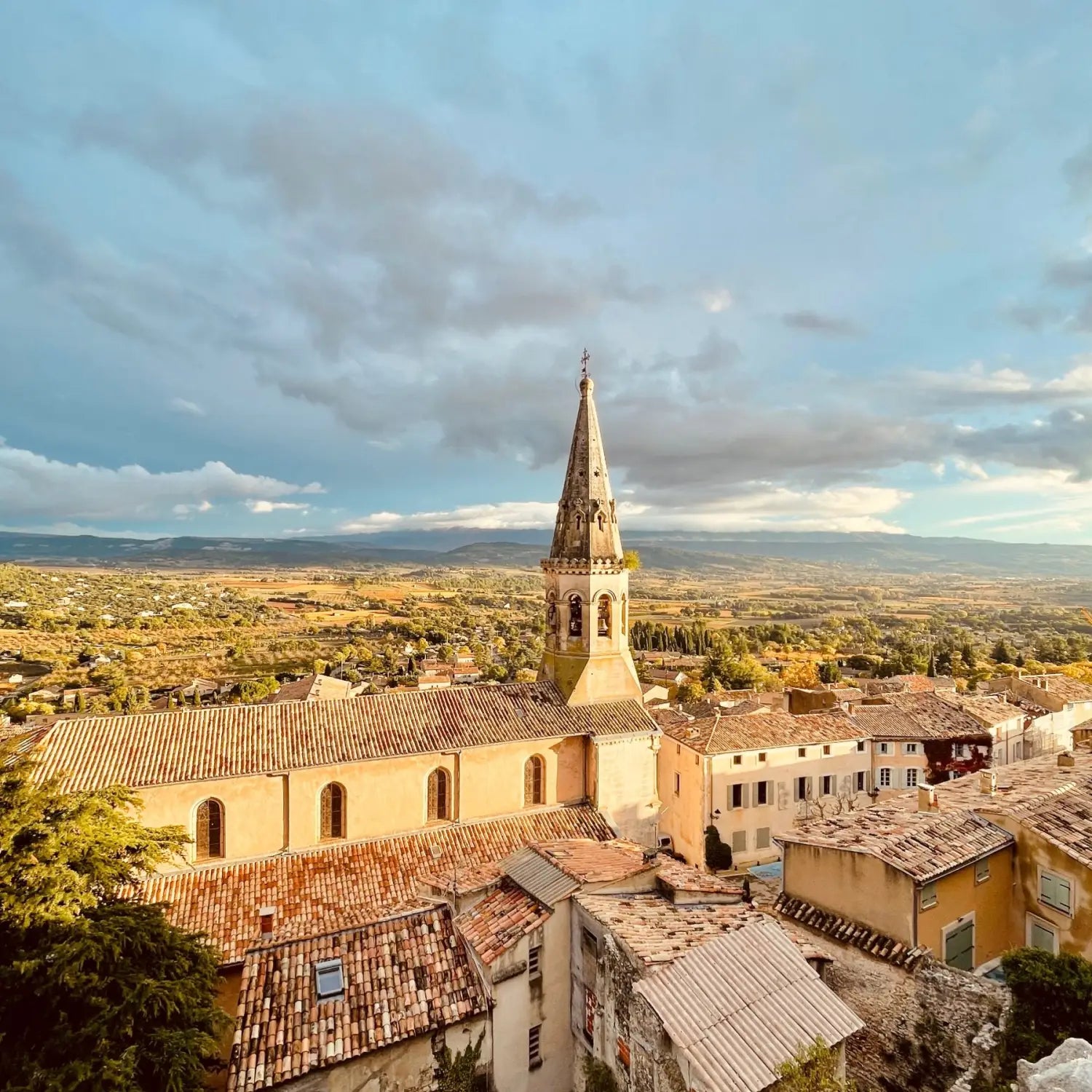 Hiking up to Saint-Saturnin