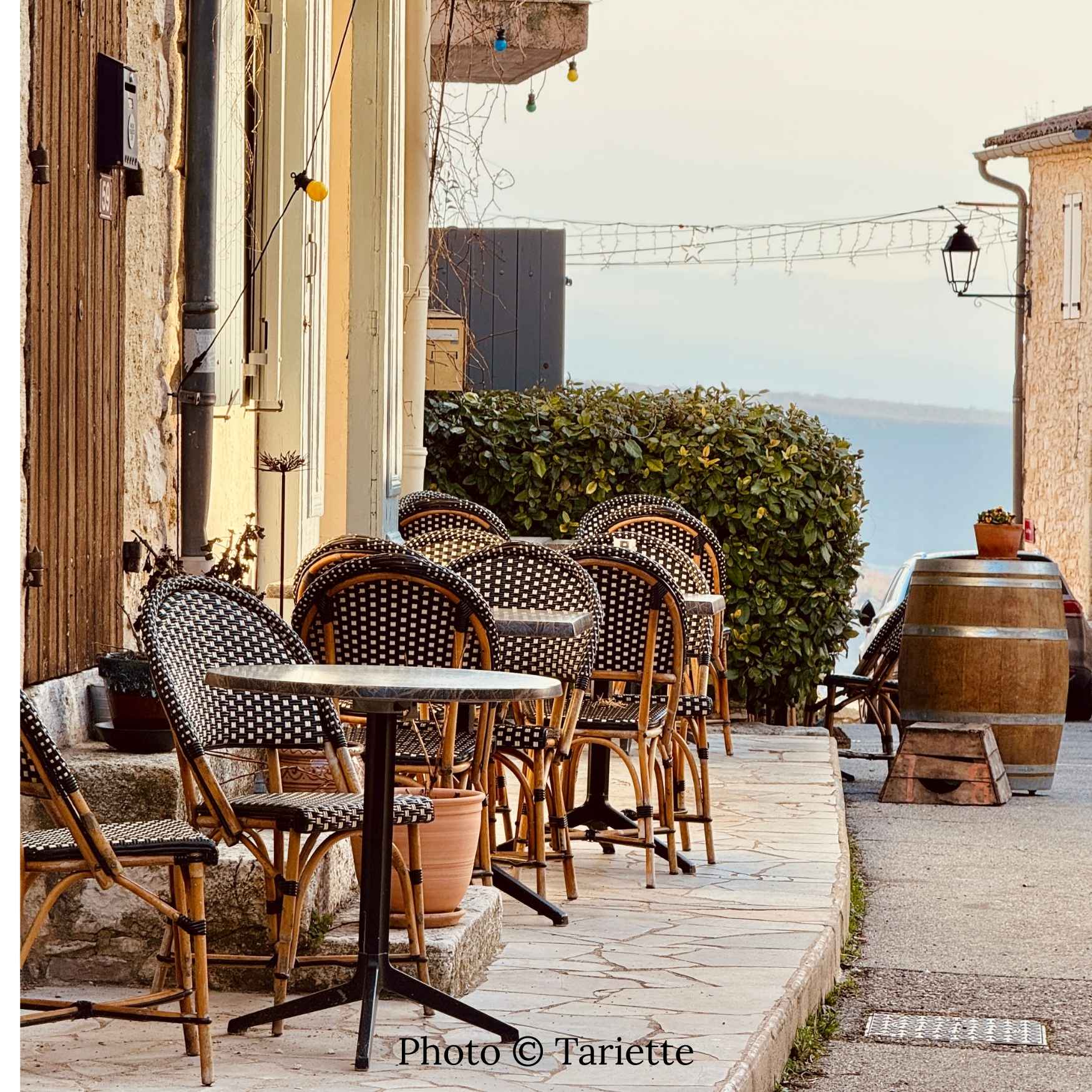 small bistrot terrasse in vacheres provence