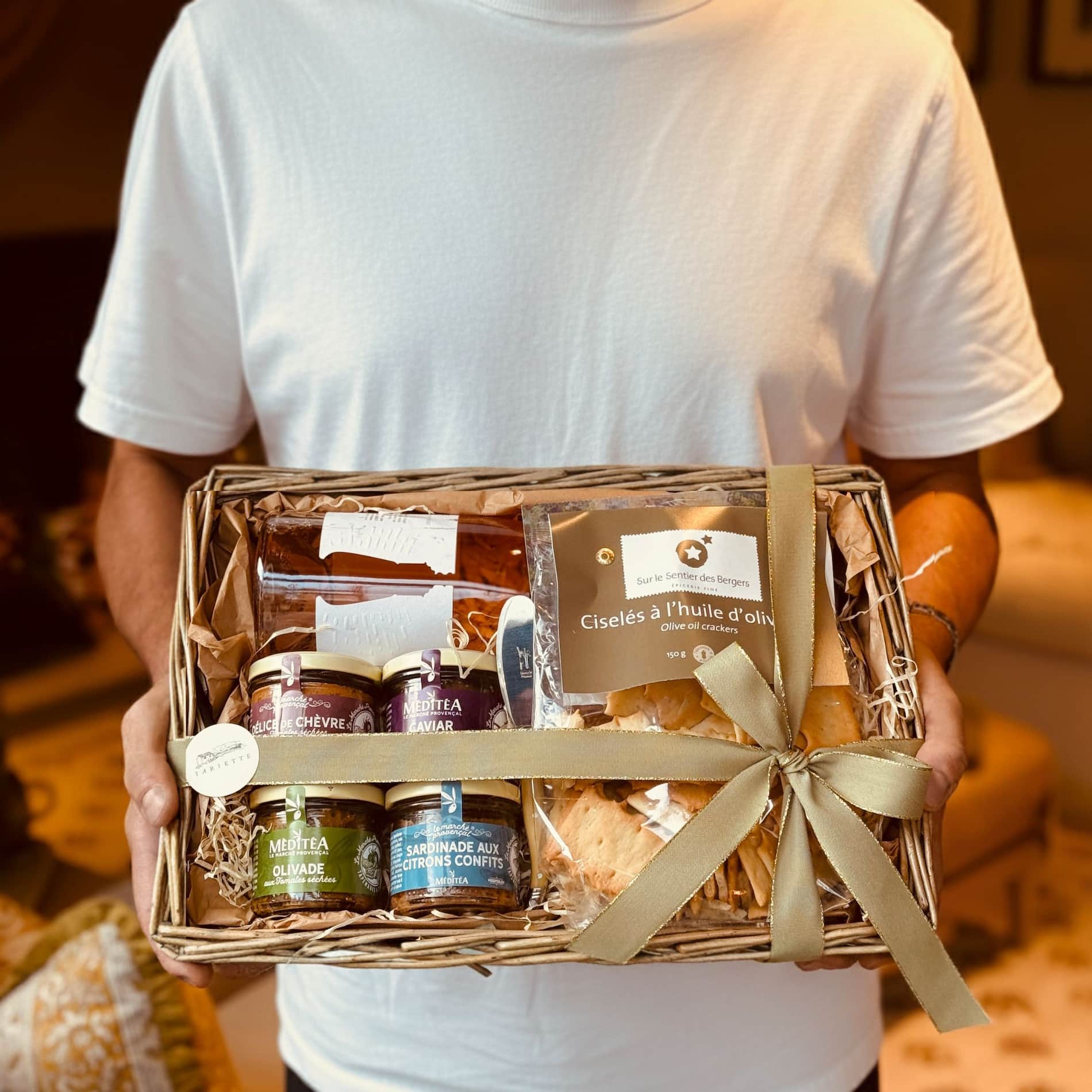 Happy customer carrying an apéro box from Tariette