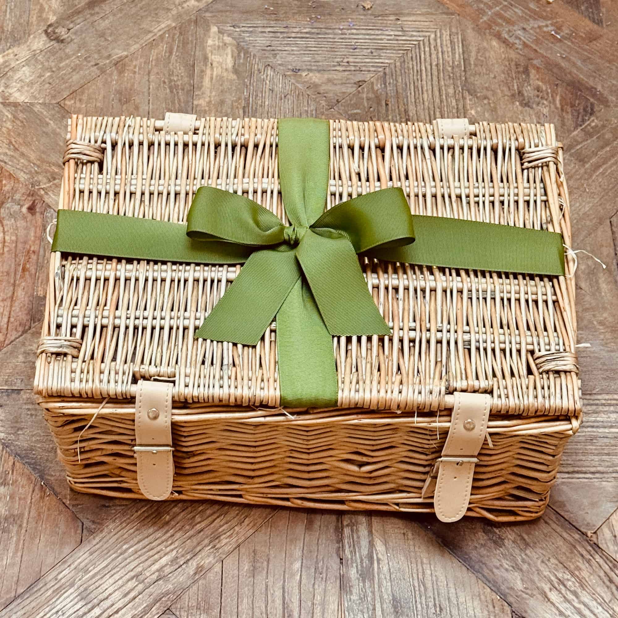 Hamper Colette from the outside, presented nicely