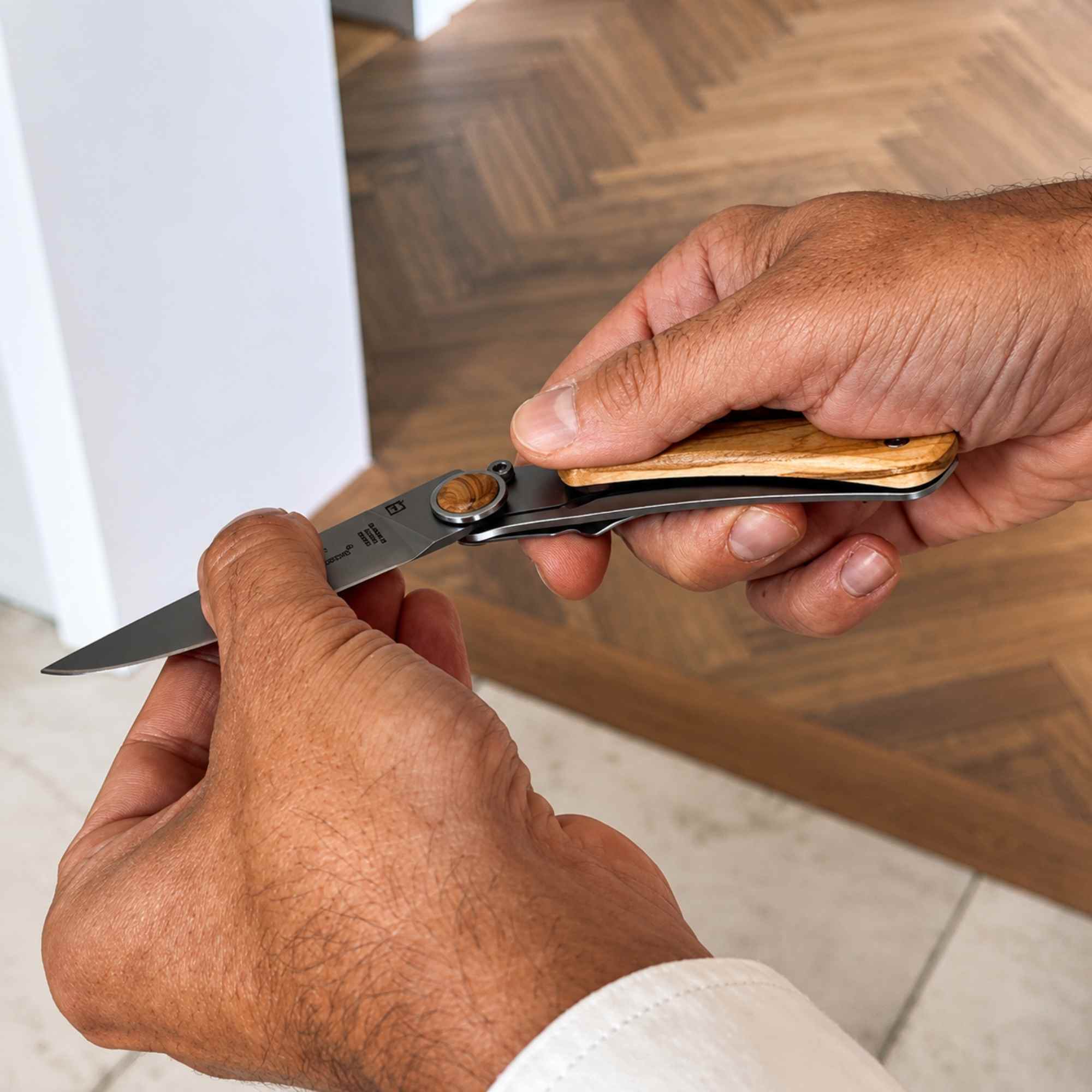 Opening Le Thiers pocket knife made by Claude Dozorme