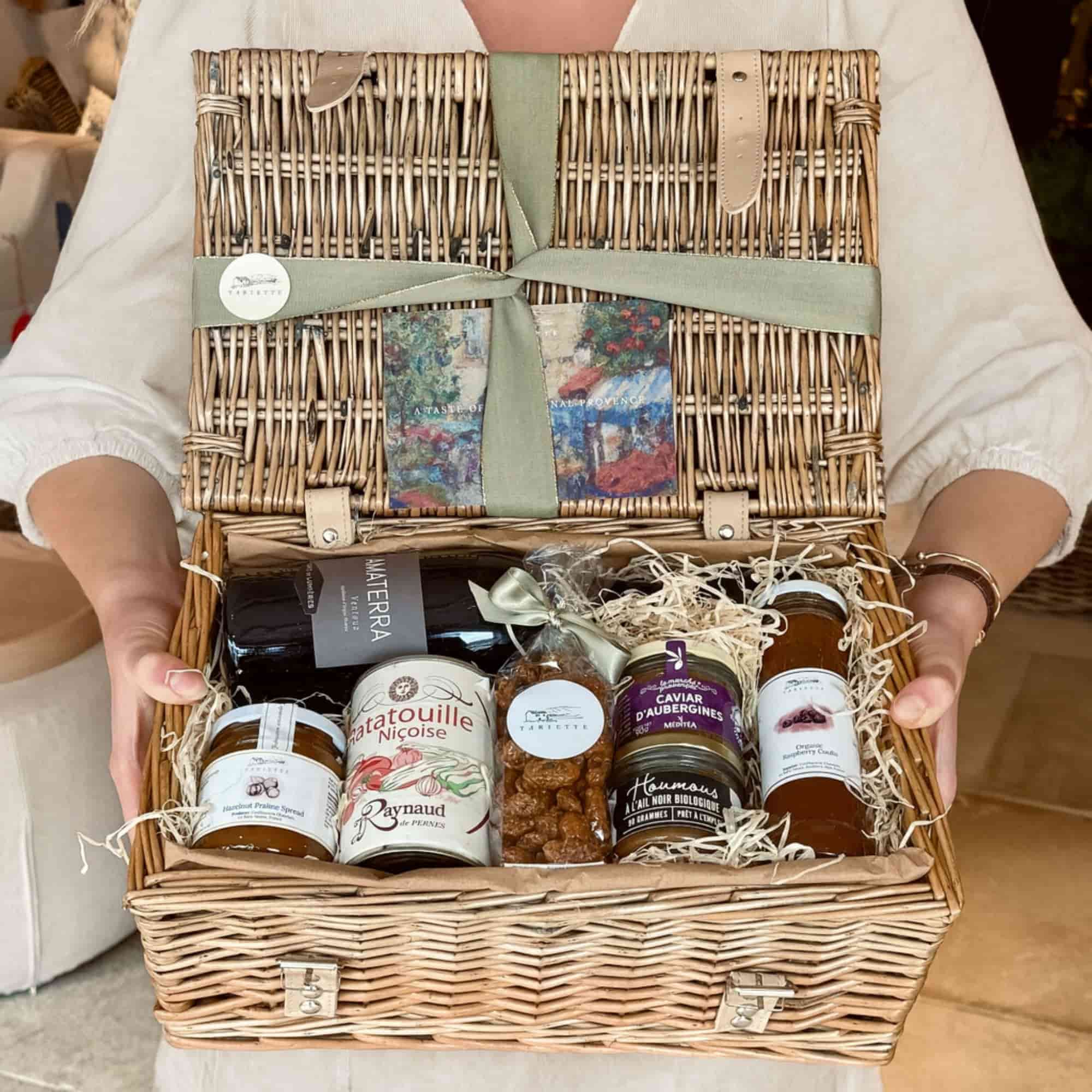 Discover vegan indulgence with Hamper Lio, filled with caramelised almonds, Ratatouille Niçoise, aubergine caviar, and a bottle of Ventoux red wine.