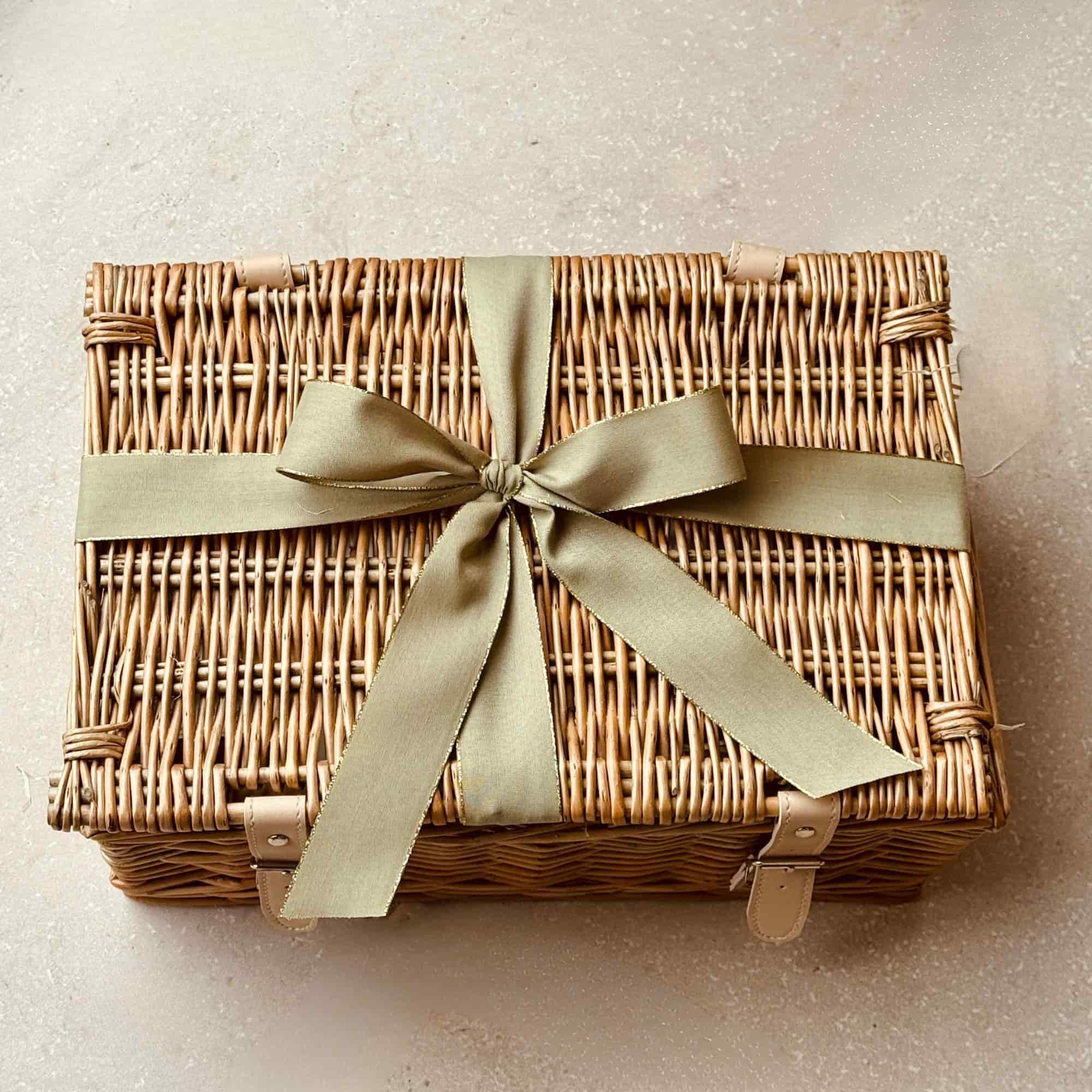 Hamper Lio celebrates plant-based flavours with sweet almonds, Provençal savoury delights, and a light Ventoux red — the perfect vegan gift.