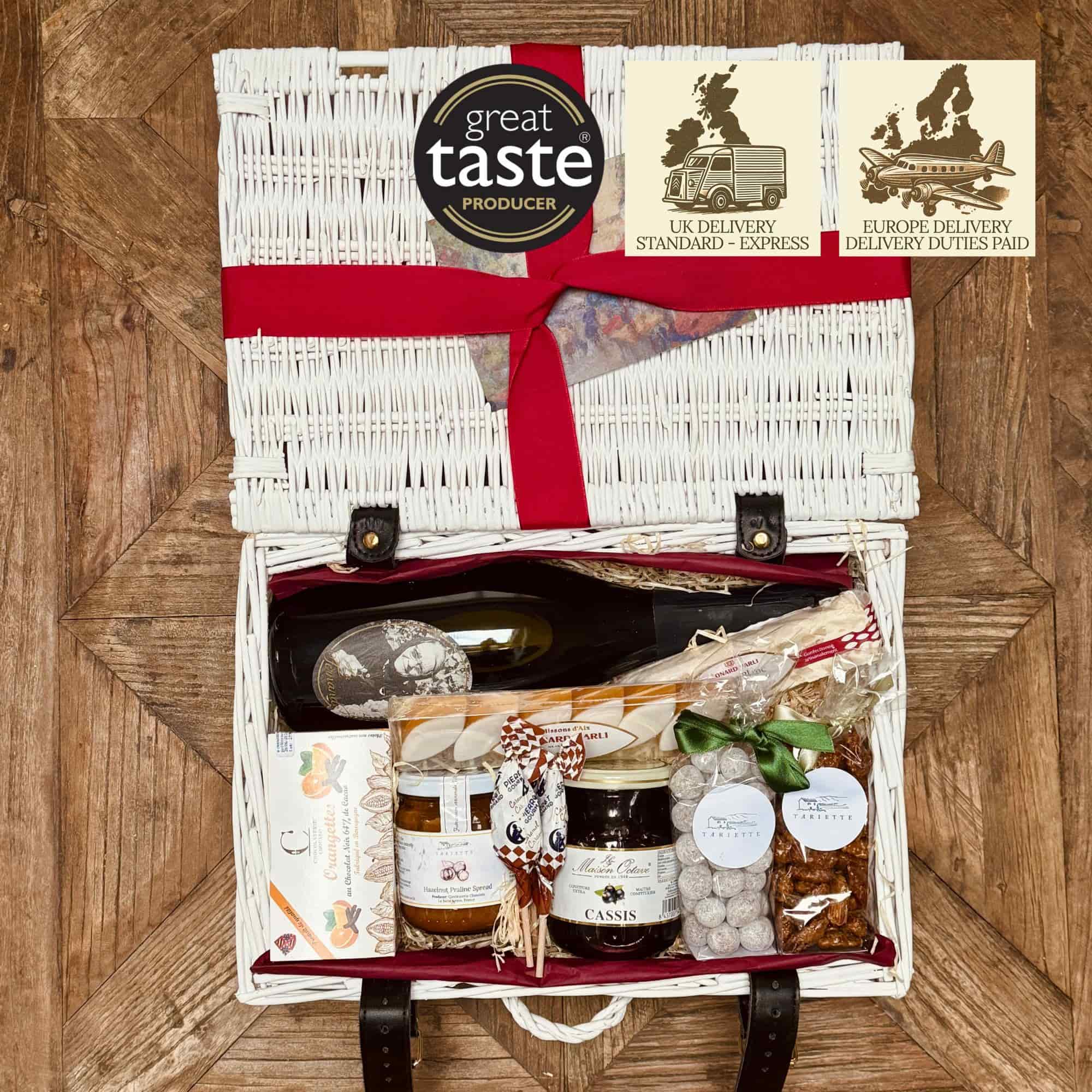 Hamper Manon is a chic French gift for sweet lovers, filled with chocolate, almonds, hazelnut spread, blackcurrant jam, and a delicate sparkling wine.
