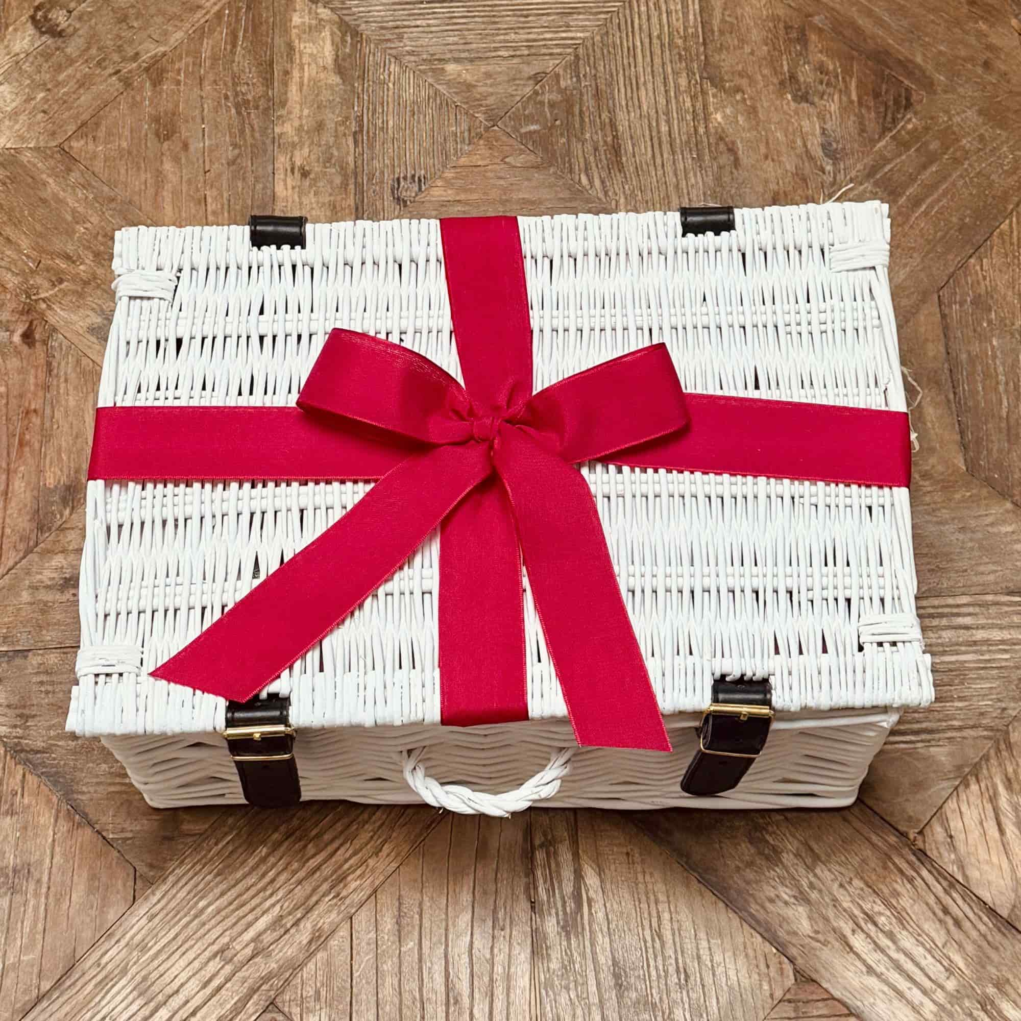 A beautiful gift for dessert lovers — Hamper Manon blends Provençal sweets, hazelnut spread, and blackcurrant jam with a delicate sparkling wine.