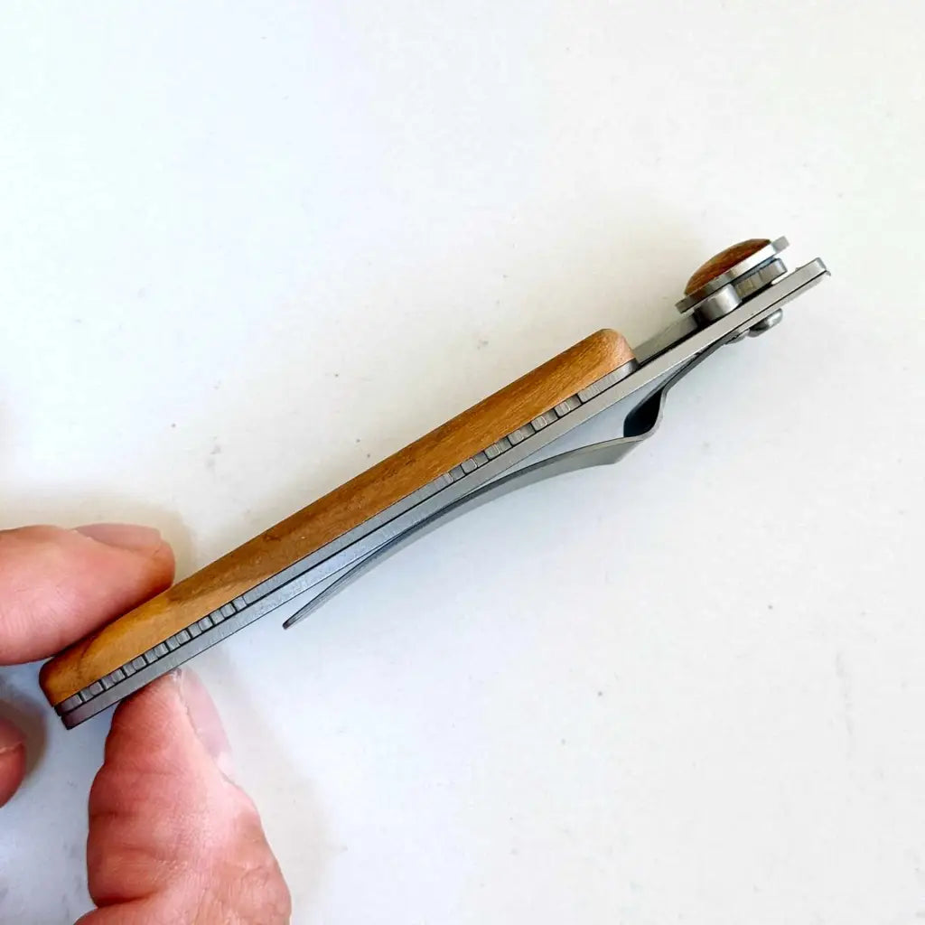 Pocket knife y Claude Dozorme, thin and ingenious