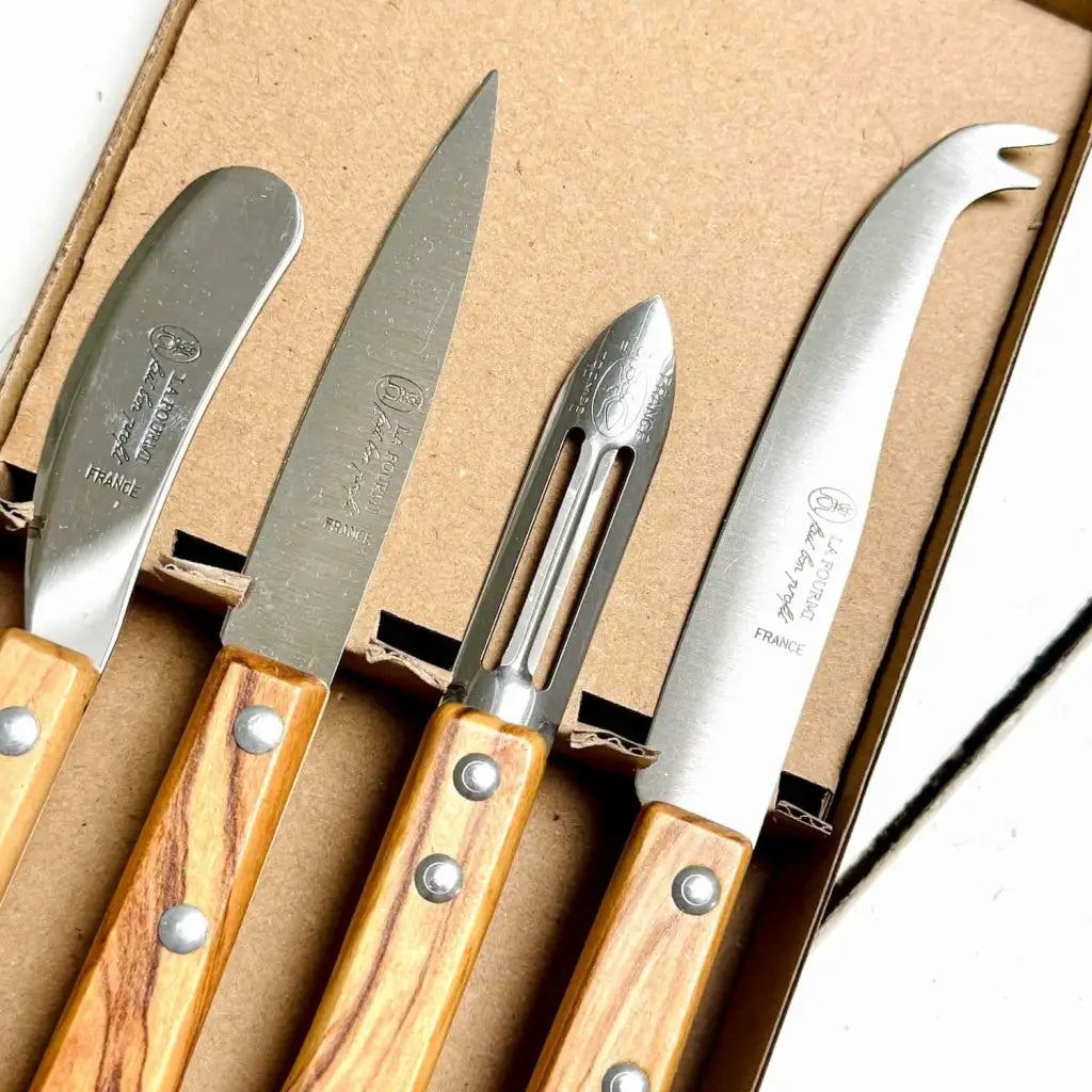 Set of 4 French knives for kitchen and cheese, with stainless steel blades and olive wood handles – includes cheese knife, paring knife, spreader and peeler.