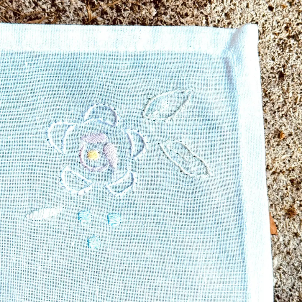 Not new, but in great condition, they have been gently used and well preserved. The embroidery is done in light pastel shades - a pink and yellow flower with pale green leaves - adding a touch of Provençal nostalgia to the set.
