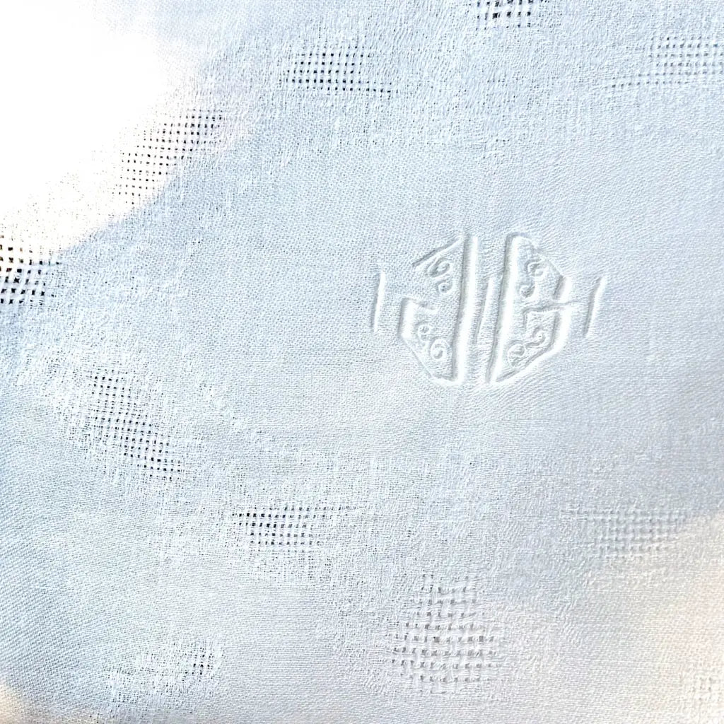 French damask cotton napkins, woven with delicate pattern and finished with eyelet embroidery.